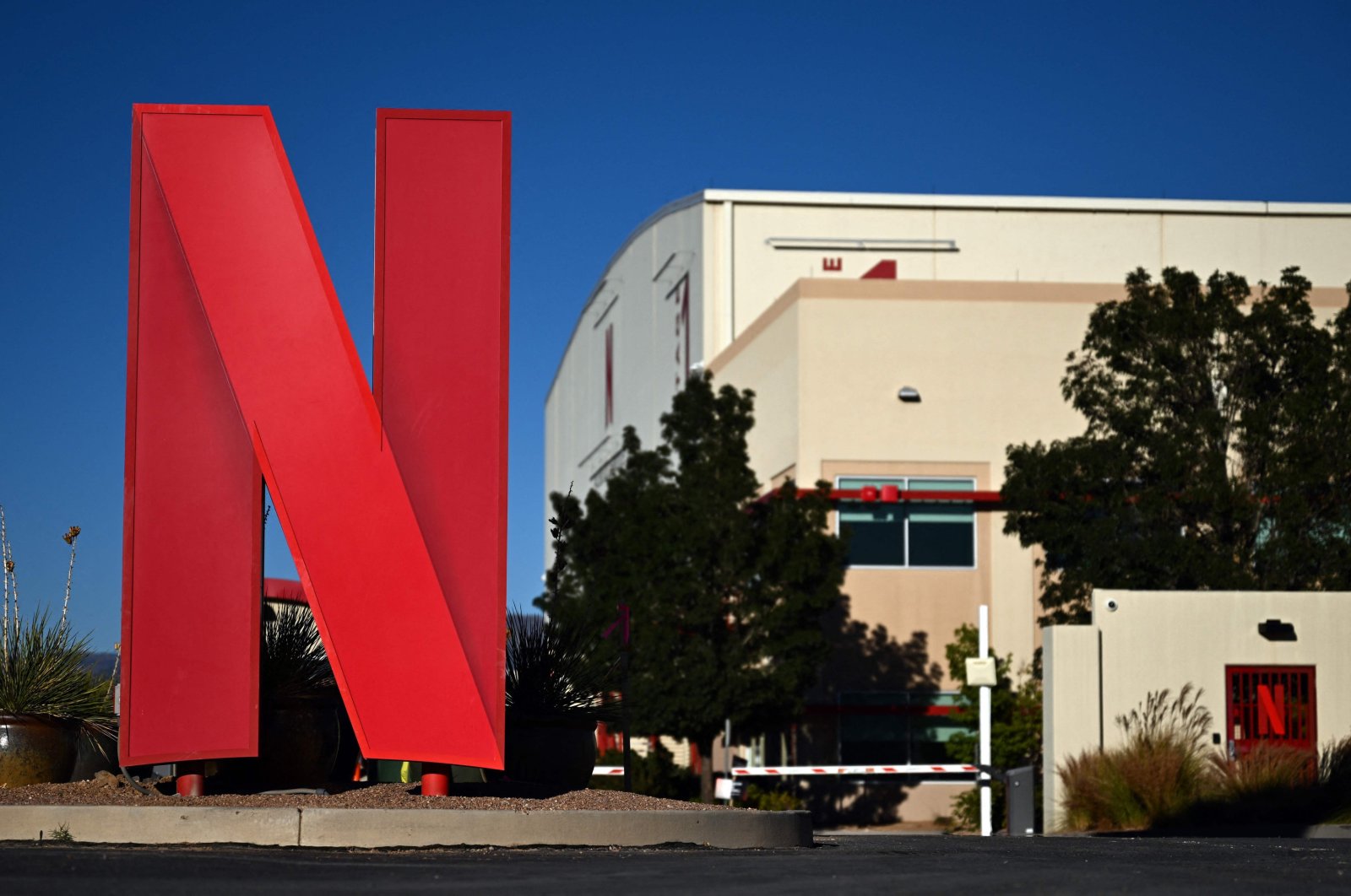 The Netflix logo is displayed at the entrance to the Netflix Albuquerque Studios lot in Albuquerque, New Mexico, U.S., Oct. 13, 2023. (AFP Photo)