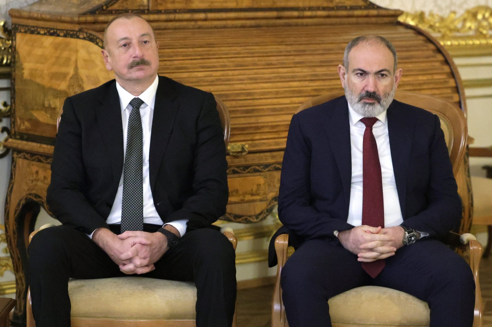 Azerbaijani President Ilham Aliyev (L) and Armenian Prime Minister Nikol Pashinyan are seen during a visit to the Catherine Palace at the Tsarskoye Selo State Museum and Reserve in Pushkin, a town in St. Petersburg, Russia, Dec. 26, 2023. (EPA Photo)