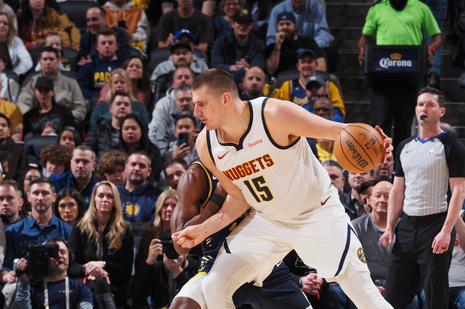 Denver Nuggets&#039; Nikola Jokic (R) handles the ball during the game against the Indiana Pacers, Indianapolis, U.S., Jan. 23, 2024. (Getty Images Photo)