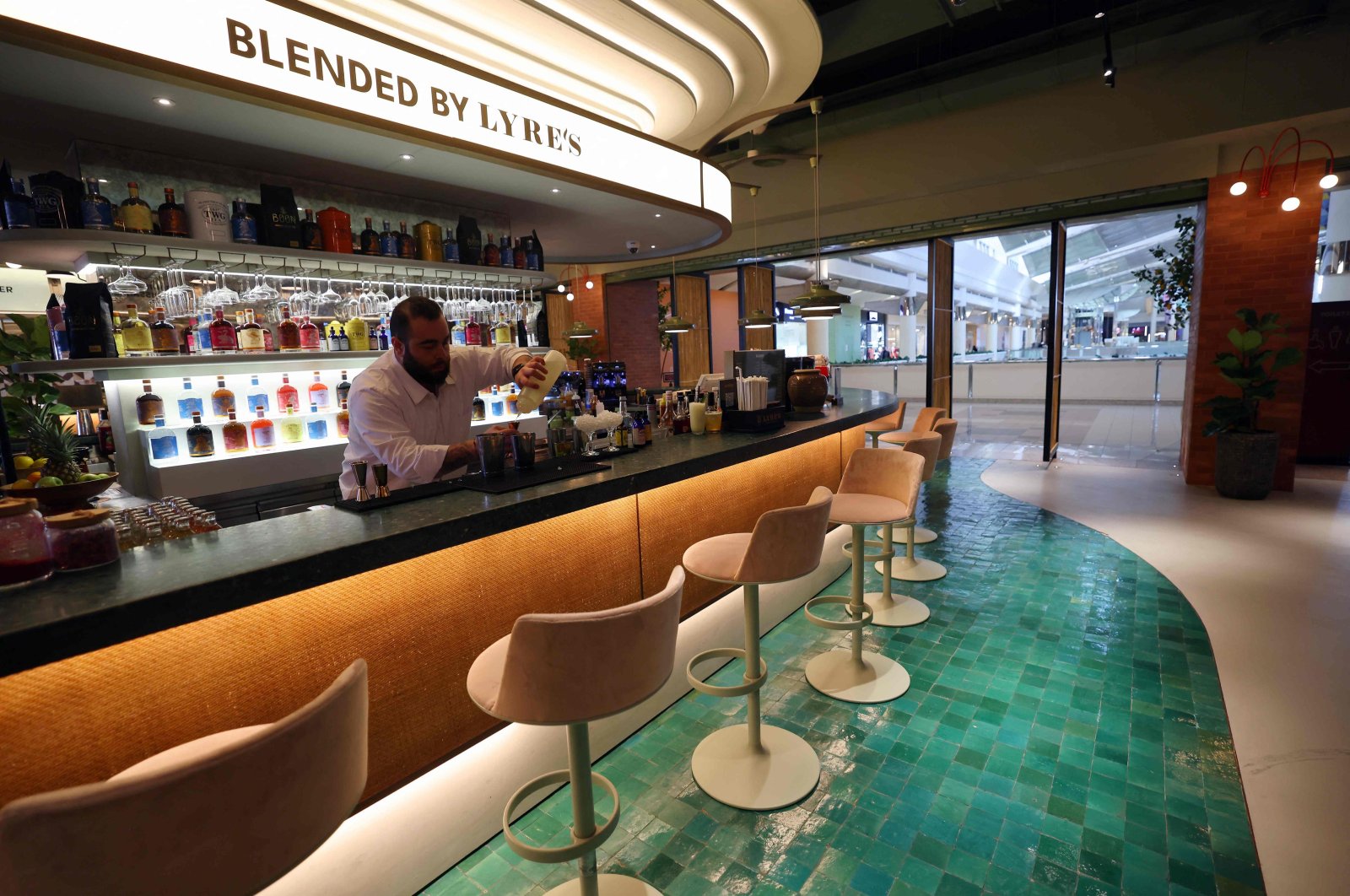 Lebanese bartender Hadi Ghassan prepares a drink behind the counter at &quot;Meraki Riyadh,&quot; a pop-up bar offering non-alcoholic bellinis and spritzes, served in chilled cocktail glasses, in Riyadh on Jan. 23, 2024. (AFP Photo)