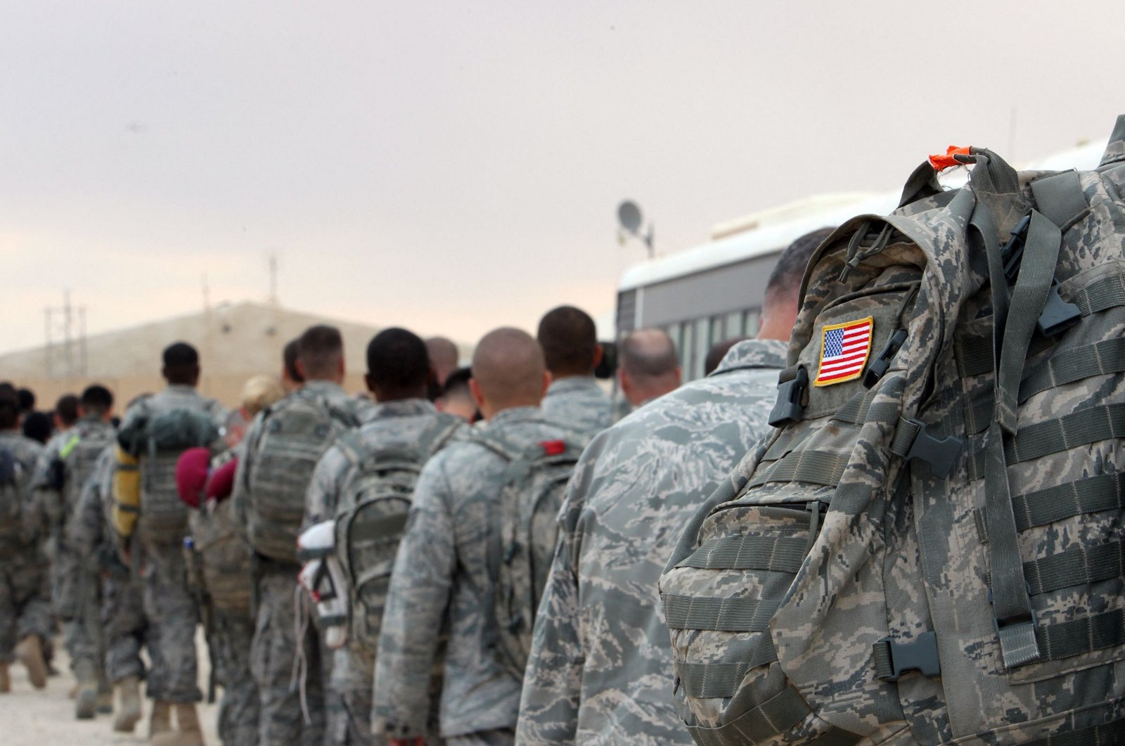 U.S. Army soldiers queue to board a plane to begin their journey home out of Iraq from the al-Asad Air Base west the capital Baghdad, on Nov. 1, 2011. (AFP File Photo)
