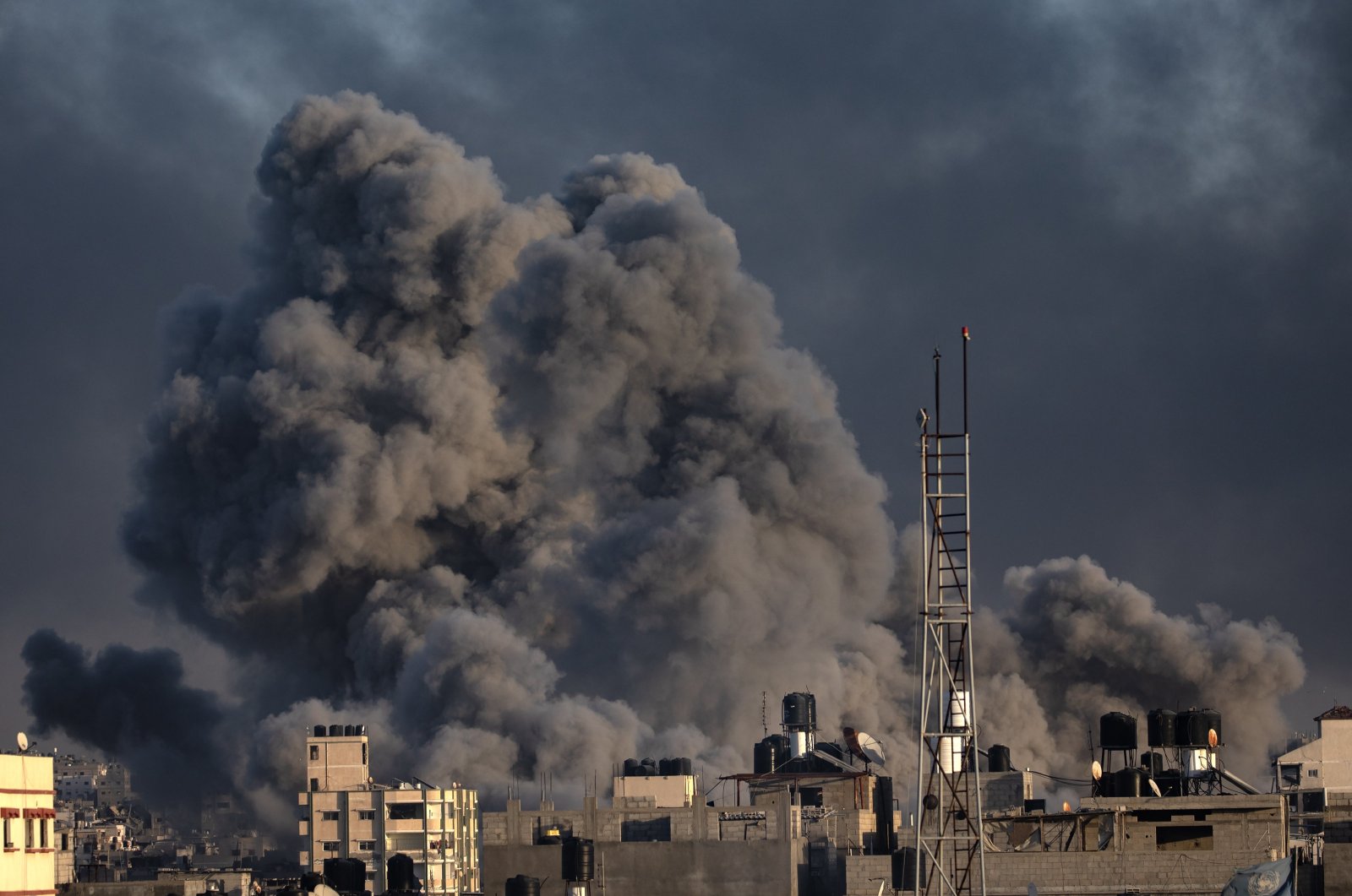 Smoke rises following Israeli air strikes in Khan Yunis, southern Gaza Strip, Jan. 10, 2024. (EPA File Photo)