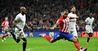 Atletico Madrid's Memphis Depay kicks the ball during the Spanish Copa del Rey quarterfinal football match Sevilla FC at the Metropolitano stadium, Madrid, Sapin, Jan. 25, 2024. (AFP Photo)