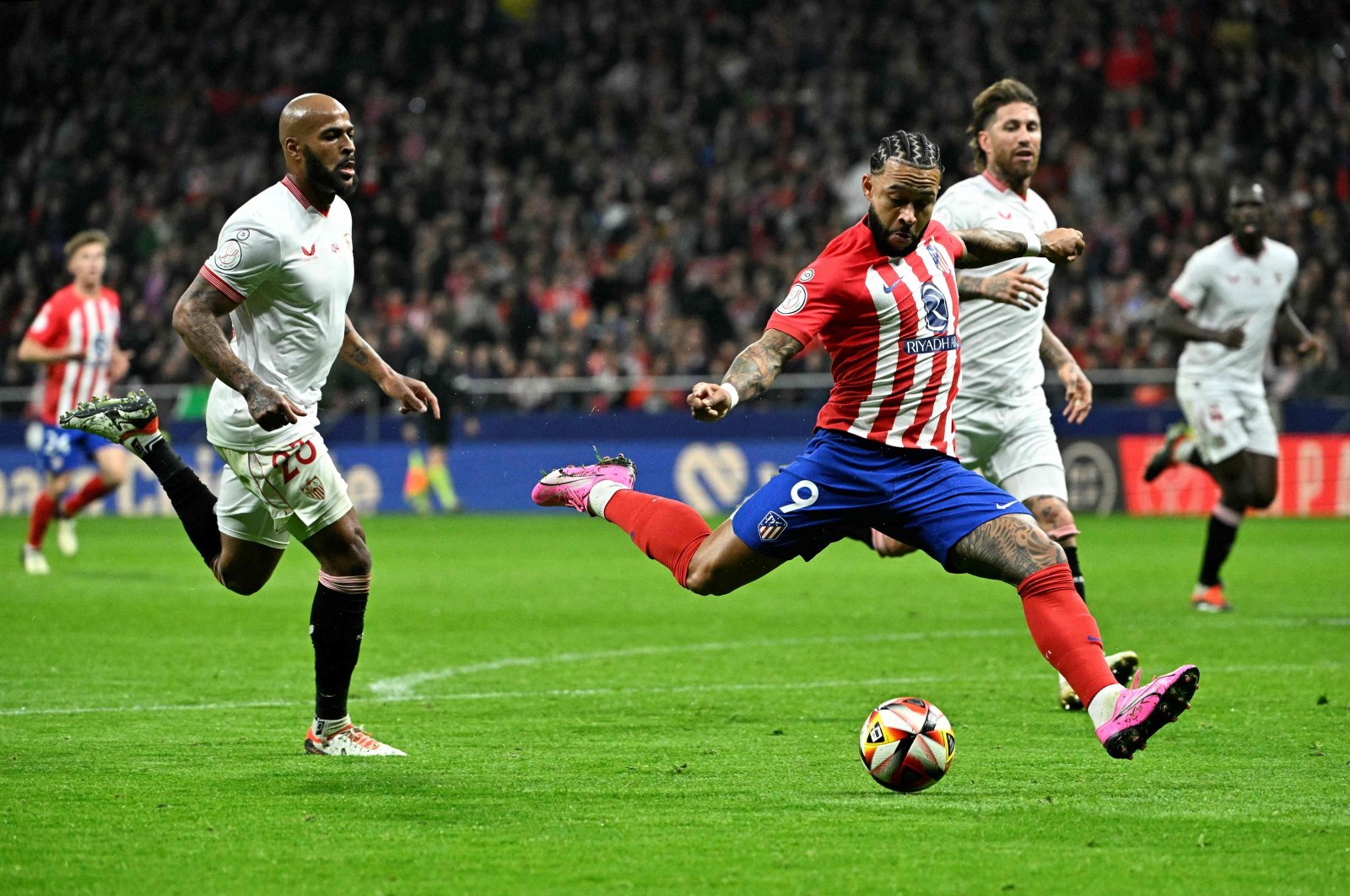 Atletico Madrid&#039;s Memphis Depay kicks the ball during the Spanish Copa del Rey quarterfinal football match Sevilla FC at the Metropolitano stadium, Madrid, Sapin, Jan. 25, 2024. (AFP Photo)