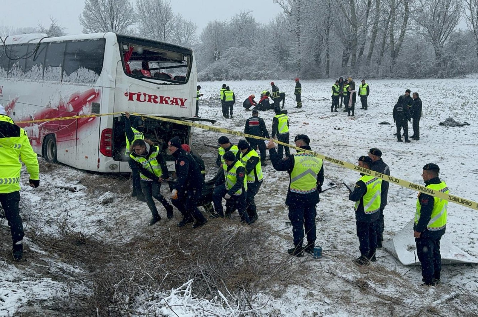 Teams are seen working to remove the bus, Kastamonu, Türkiye, Jan. 26, 2024. (AA Photo)