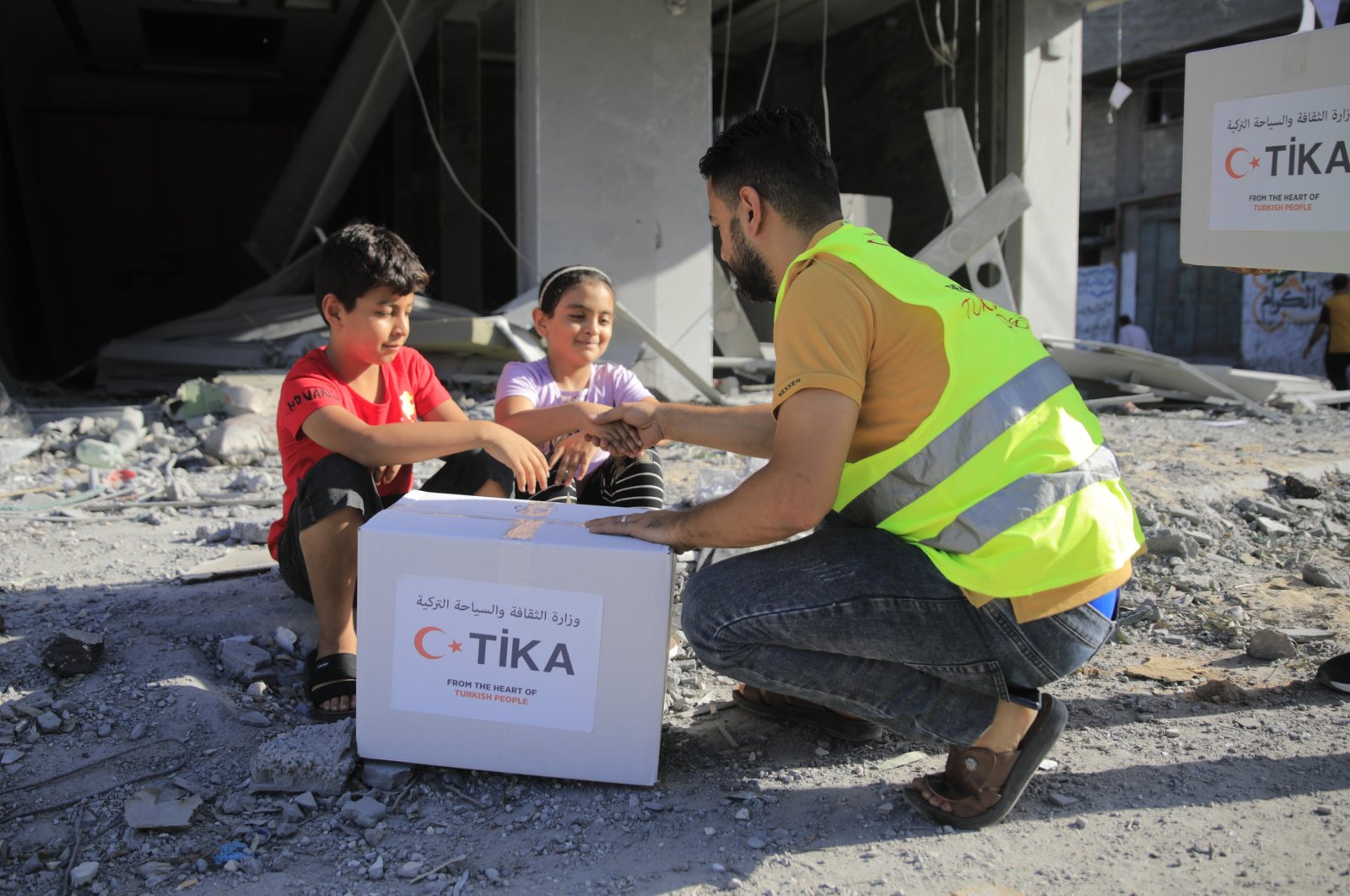 A volunteer is seen delivering humanitarian aid provided by the Turkish Cooperation and Coordination Agency (TIKA) in an undisclosed location on Jan. 6, 2024. (AA Photo)