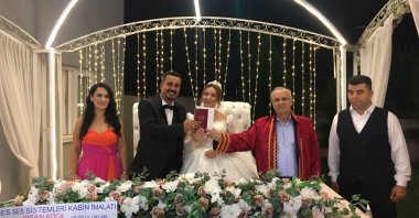 A newly wedded couple poses on their wedding day, Manisa, Türkiye, Jan. 29, 2024. (IHA Photo)