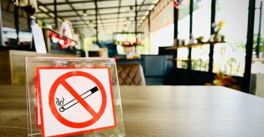 A no smoking sign on a wooden table of a coffee shop in a hotel, Jan. 29, 2024. (Shutterstock Photo)