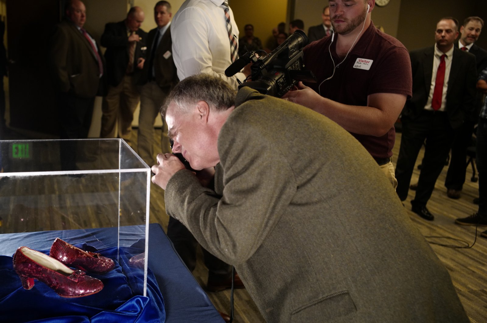 Rhys Thomas, author of &quot;The Ruby Slippers of Oz,&quot; takes a photo of a pair of ruby slippers once worn by Judy Garland in &quot;The Wizard of Oz,&quot; Brooklyn Center, Minnesota, U.S., Sept. 4, 2018. (AP Photo)