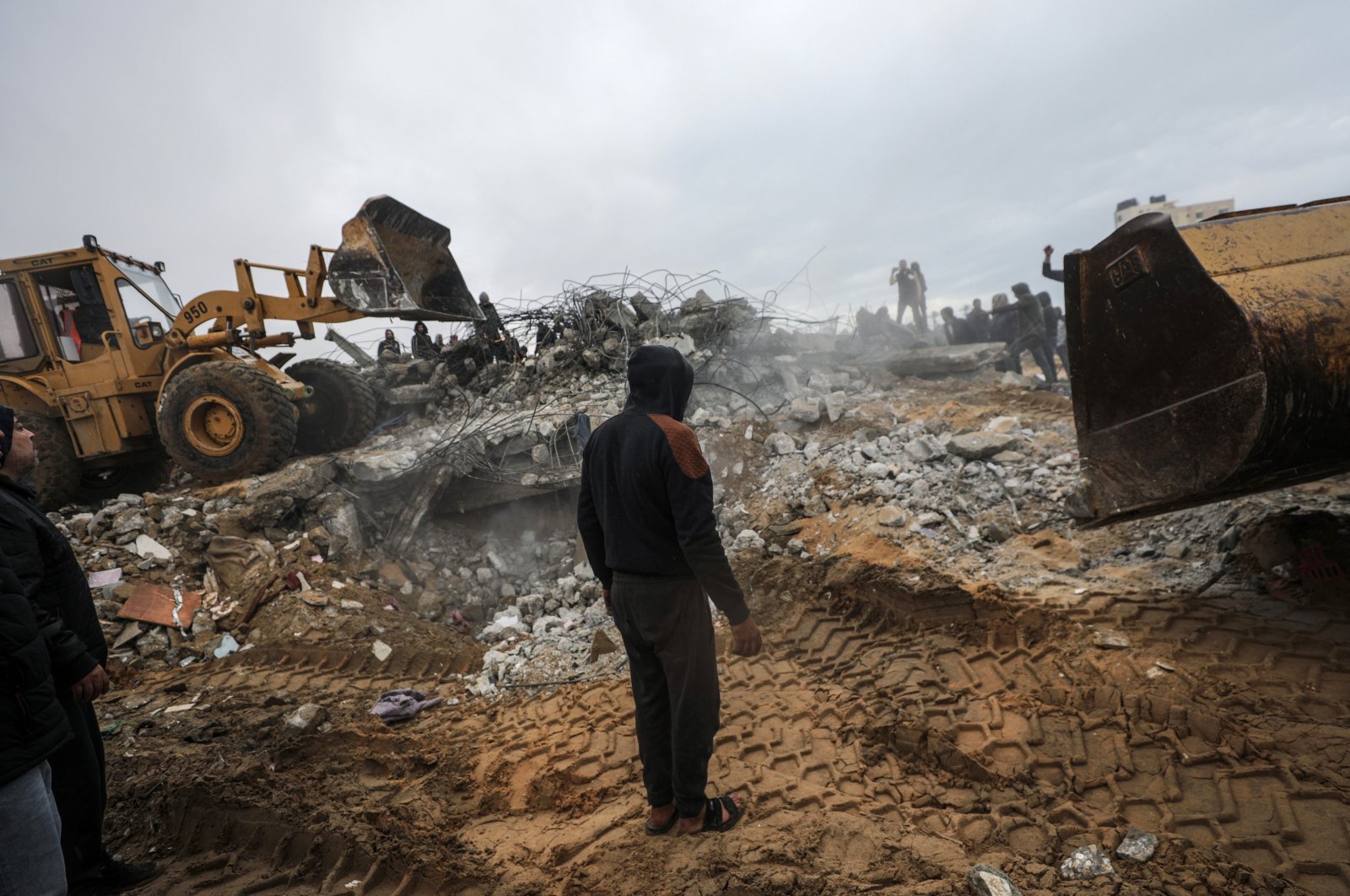 Palestinians search for bodies and survivors among the rubble of a destroyed house following Israeli airstrikes, Deir Al Balah, Gaza Strip, Palestine, Jan. 29, 2024. (EPA Photo)
