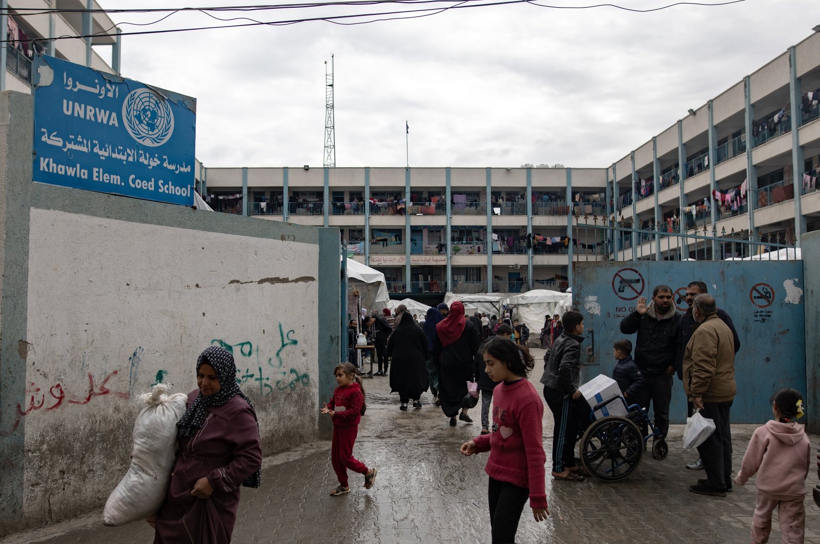 Internally displaced Palestinians outside the United Nations Relief and Works Agency for Palestine Refugees in the Near East (UNRWA) school in Rafah, southern Gaza Strip, Palestine, Jan. 28, 2024. (EPA Photo)