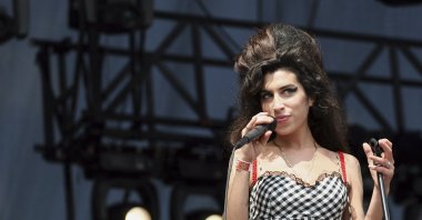 Singer Amy Winehouse performs onstage at Lollapalooza, Chicago, Illinois, U.S., Aug. 5, 2007. (Getty Images Photo)