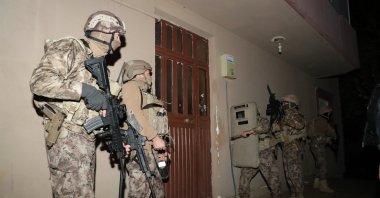 Counterterrorism police raid a house in an operation against Daesh, Mersin, southern Türkiye, Jan. 16, 2024. (IHA Photo)