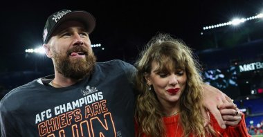 Kansas City Chiefs&#039; Travis Kelce (L) celebrates with Taylor Swift after defeating the Baltimore Ravens in the AFC Championship Game at M&T Bank Stadium, Baltimore, U.S., Jan. 28, 2024. (AFP Photo)