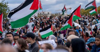 People raise flags and posters during a rally held by American Muslims for Palestine calling for a cease-fire in Gaza near the Washington Monument, Washington, U.S., Oct. 21, 2023. (Reuters Photo)