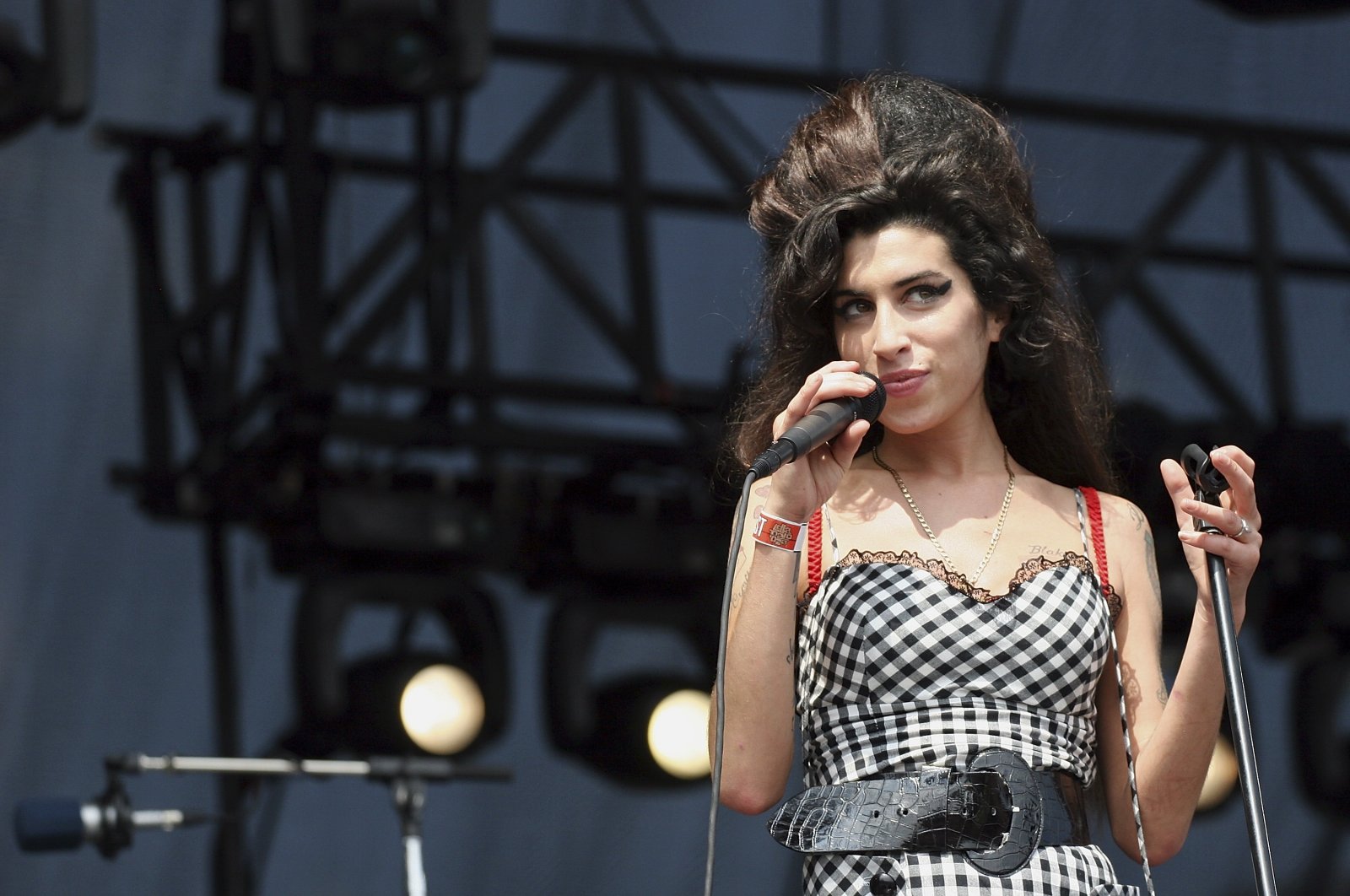 Singer Amy Winehouse performs onstage at Lollapalooza, Chicago, Illinois, U.S., Aug. 5, 2007. (Getty Images Photo)