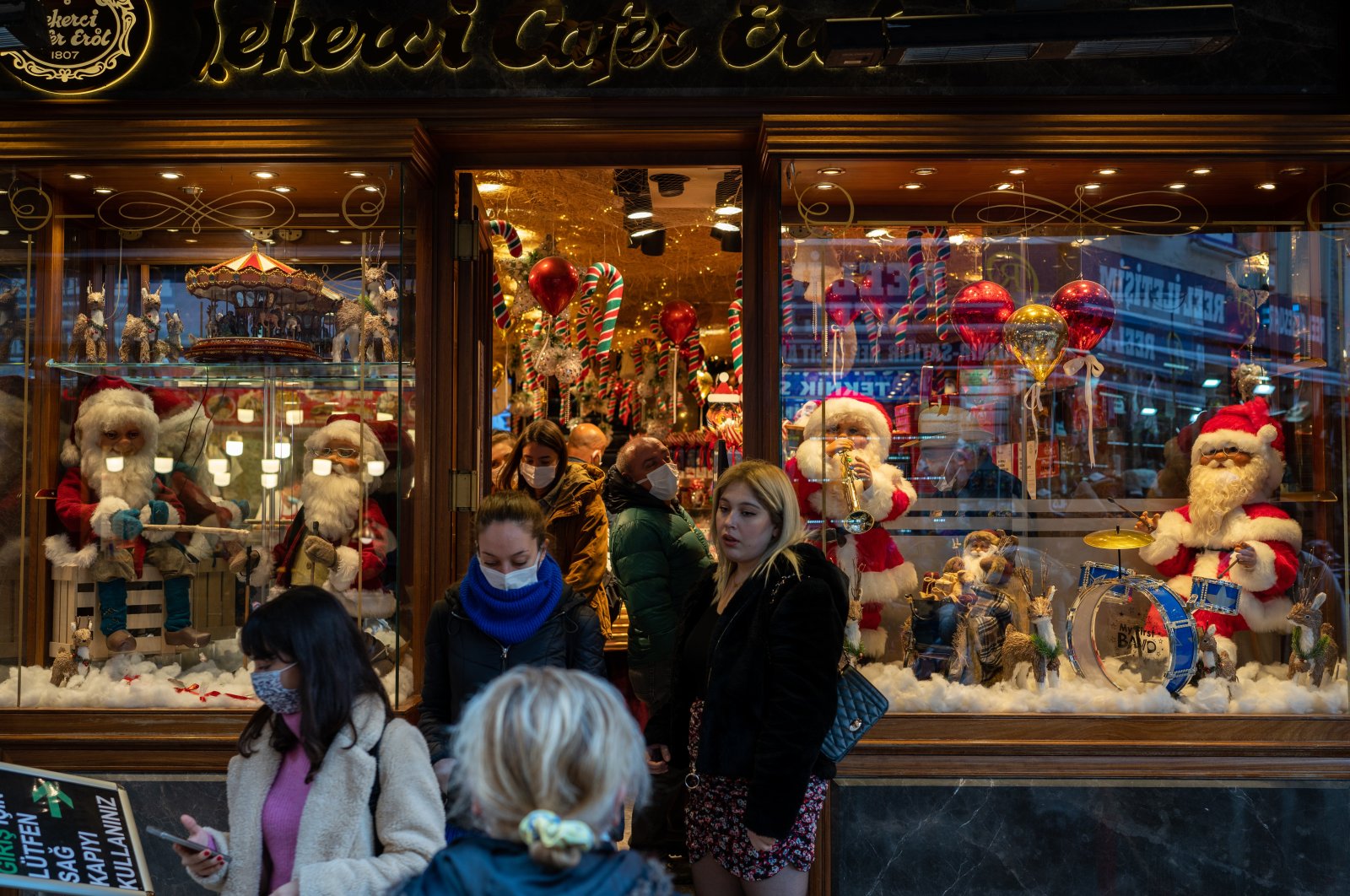 People shopping at the local market, Istanbul, Türkiye, Dec. 13, 2021. (Reuters Photo)