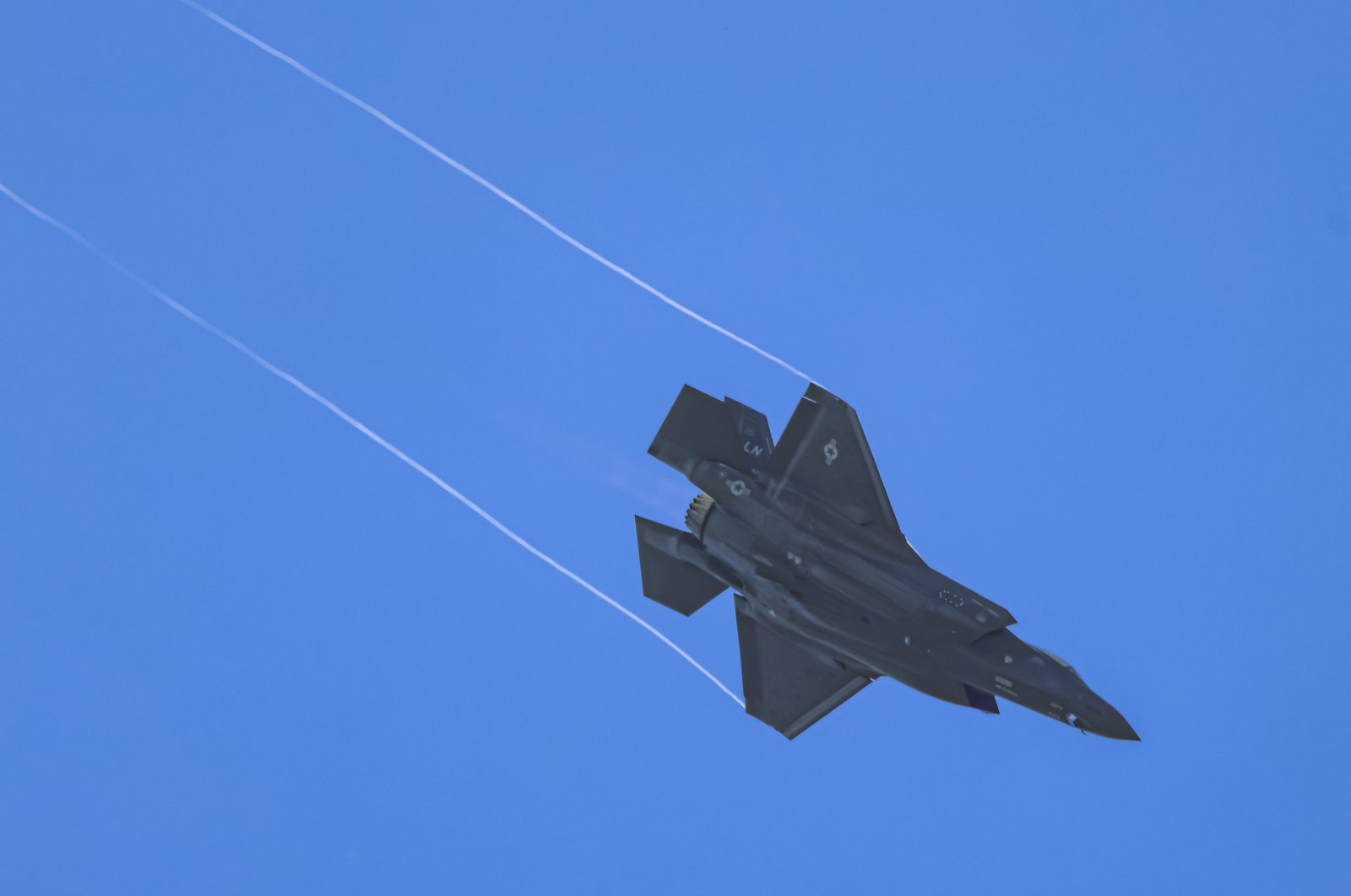 A Lockheed Martin F-35 Lightning II fighter jet of the United States Air Force (USAF) during a flight demonstration at Paris Air Show 2023 in Le Bourget Airport, Paris, France, June 25, 2023. (Reuters Photo)