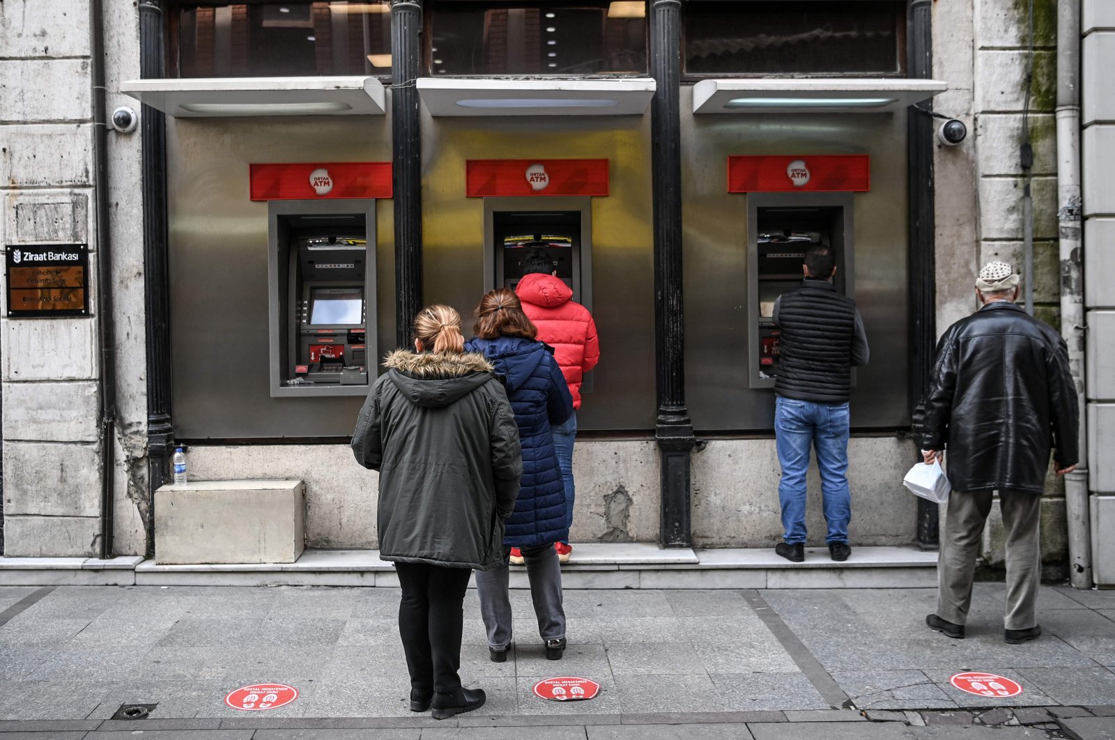 Customers wait in line to use the ATMs of a Turkish bank near Eminönü neighborhood, in Istanbul, Türkiye, March 22, 2021. (AFP Photo)