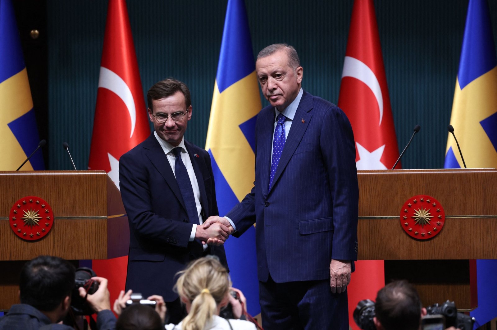 President Recep Tayyip Erdoğan shakes hand with Swedish Prime Minister Ulf Kristersson (L) during a news conference following their meeting at the Presidential Complex in the capital Ankara, Türkiye, Nov. 8, 2022. (AFP File Photo)