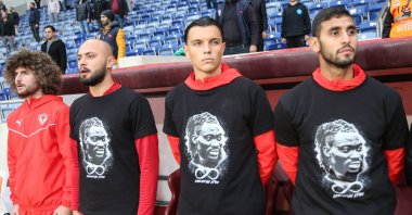 Hatayspor footballers wear t-shirts commemorating teammate Christian Atsu, Mersin, Türkiye, Jan. 10, 2024. (AA Photo)