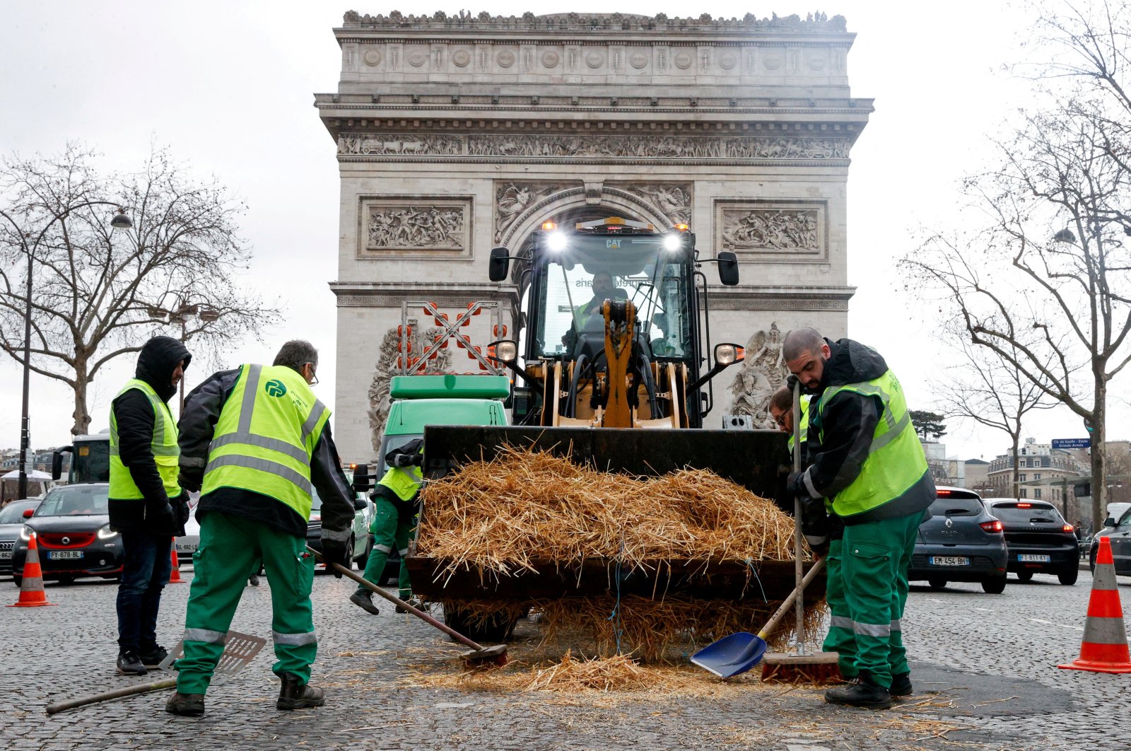 Municipal workers sweep up straw during a protest by farmers over price pressures, taxes and green regulation, grievances shared by farmers across Europe, Paris, France, Feb. 1, 2024. (Reuters Photo)