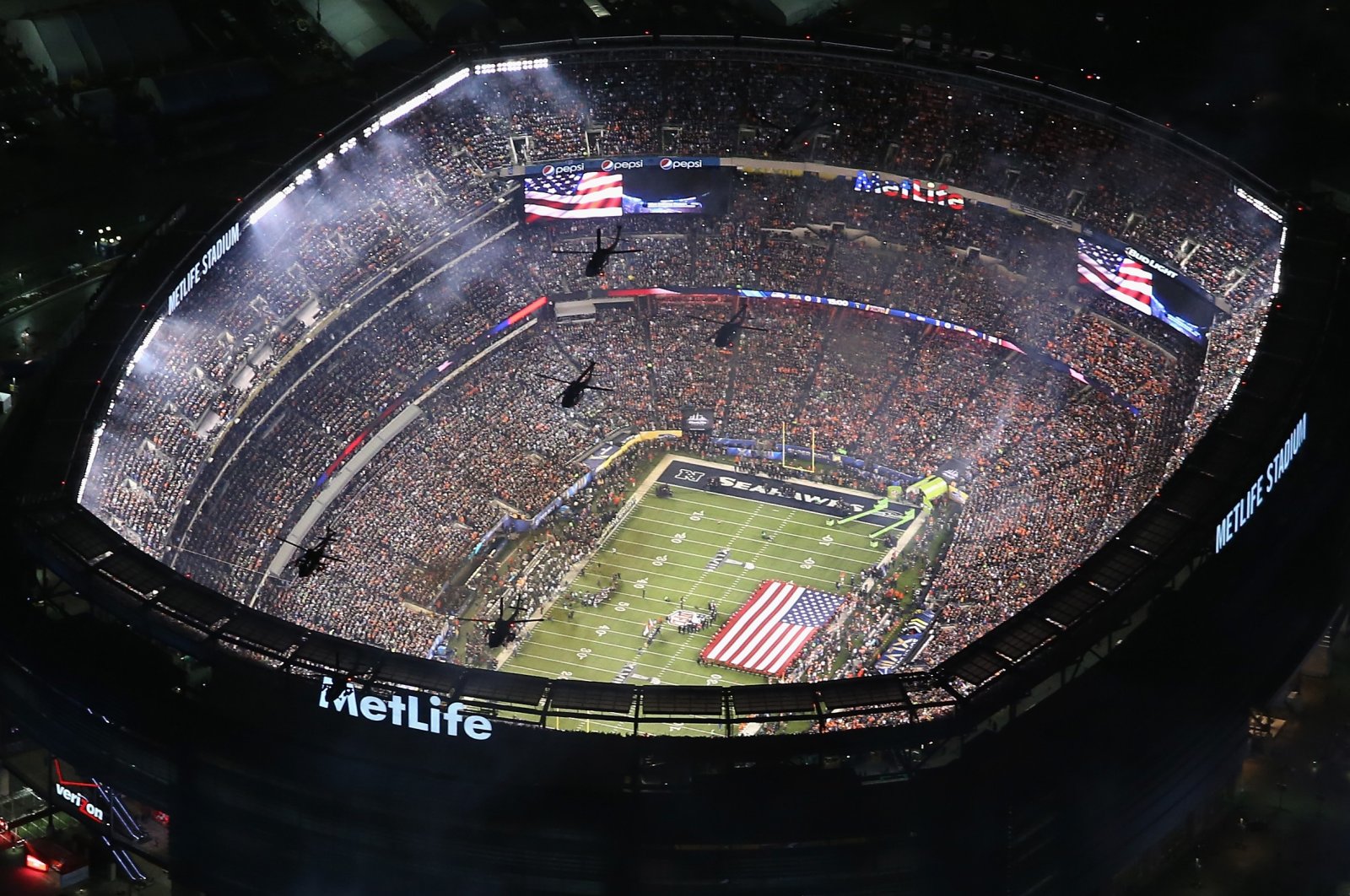 U.S. Army helicopters from the 101st Combat Aviation Brigade fly over Metlife Stadium ahead of Super Bowl XLVIII between the Seattle Seahawks and the Denver Broncos, New Jersey, U.S., Feb. 2, 2014. (Getty Images Photo)