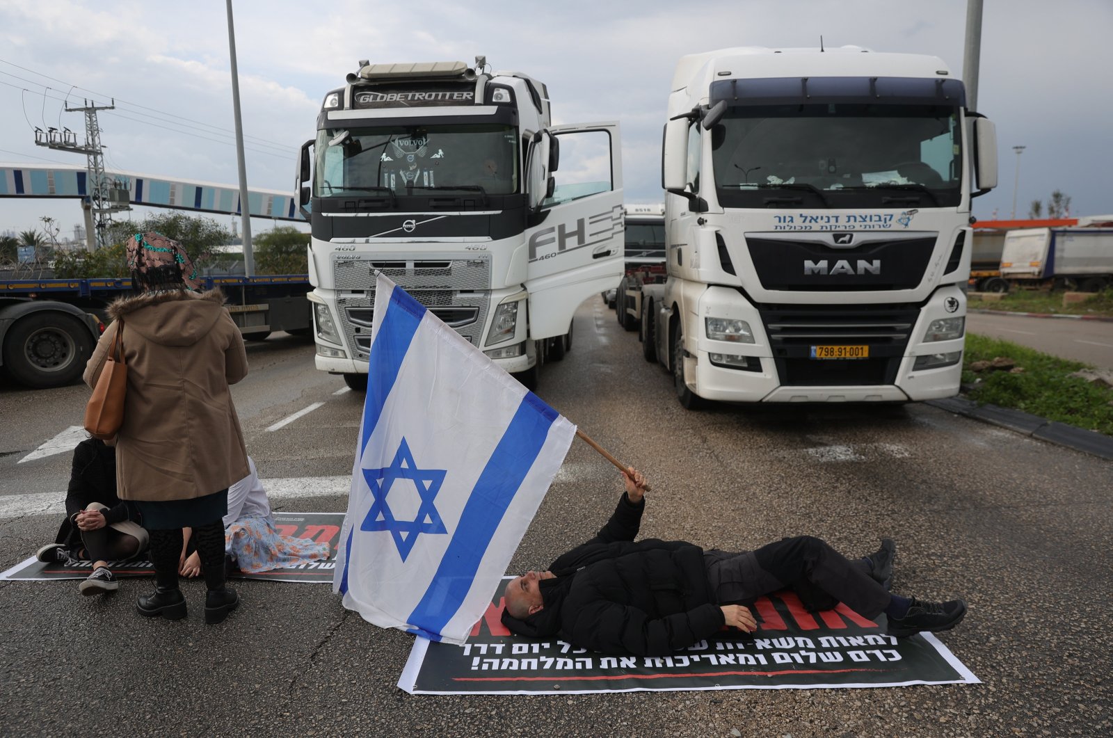 Extremist Israeli protesters block trucks carrying humanitarian aid bound for Gaza, at the entrance to Ashdod port in southern Israel, Feb. 1, 2024. (EPA Photo)