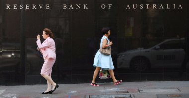 Two women walk next to the Reserve Bank of Australia headquarters in central Sydney, Australia, Feb. 6, 2018. (Reuters Photo)