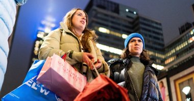 People carry their shopping bags during the holiday season in New York City, U.S., Dec. 10, 2023. (Reuters Photo)