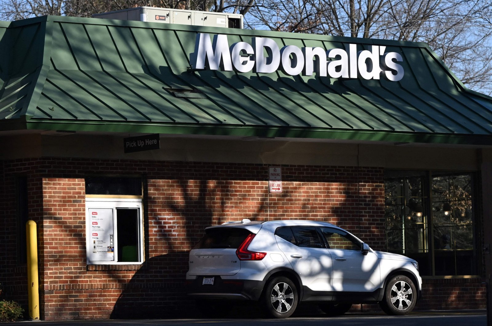 A car sits at a drive-through at a McDonald&#039;s in McLean, Virginia, U.S., Feb. 5, 2024. (AFP Photo)
