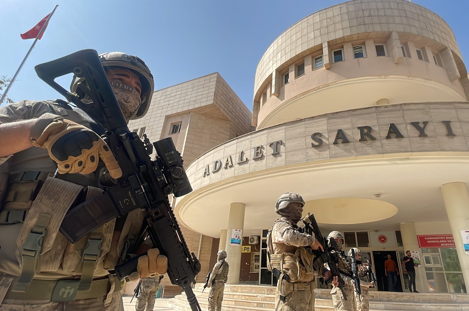 Counterterrorism squads are seen in front of the Şanlıurfa Court House, Feb. 5, 2024. (DHA Photo)