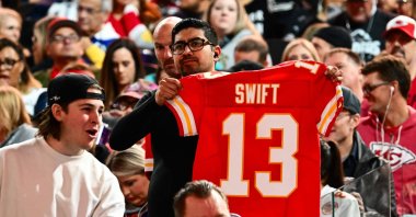 A fan holds up a Kansas City Chiefs jersey with Swift No.13 during Super Bowl LVIII Opening Night at Allegiant Stadium, Las Vegas, Nevada, U.S., Feb. 5, 2024. (AFP Photo)