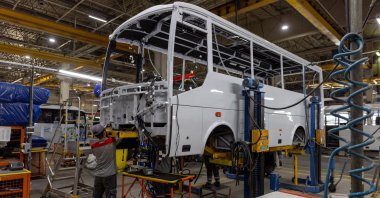 Technicians work on a bus at a production line of the heavy commercial and armored vehicle manufacturer Otokar in Arifiye, Sakarya, northwestern Türkiye, July 13, 2023. (Reuters Photo)