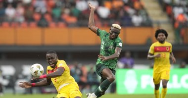 Nigeria's Victor Osimhen (R) challenges Angola's Jonathan Buatu during the African Cup of Nations quarterfinal match at the Felix Houphouet Boigny stadium, Abidjan, Ivory Coast, Feb. 2, 2024. (AP Photo)