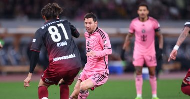 Inter Miami's Lionel Messi (R) dribbles against Vissel Kobe defender Ryuho Kikuchi during the second half of a preseason friendly at Japan National Stadium, Tokyo, Japan, Feb. 7, 2024. (Reuters Photo)