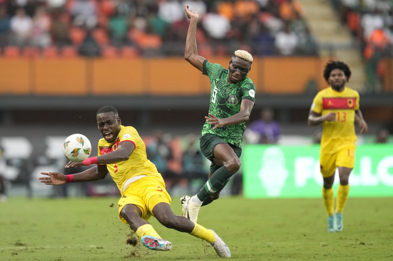 Nigeria&#039;s Victor Osimhen (R) challenges Angola&#039;s Jonathan Buatu during the African Cup of Nations quarterfinal match at the Felix Houphouet Boigny stadium, Abidjan, Ivory Coast, Feb. 2, 2024. (AP Photo)