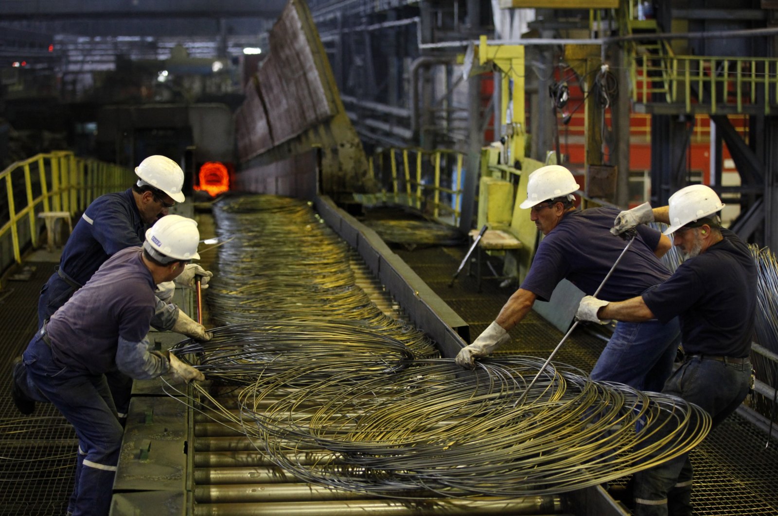 Workers handle steel cables at Turkish steel manufacturer Isdemir in Iskenderun in Hatay province, Türkiye, May 6, 2010. (Reuters Photo)