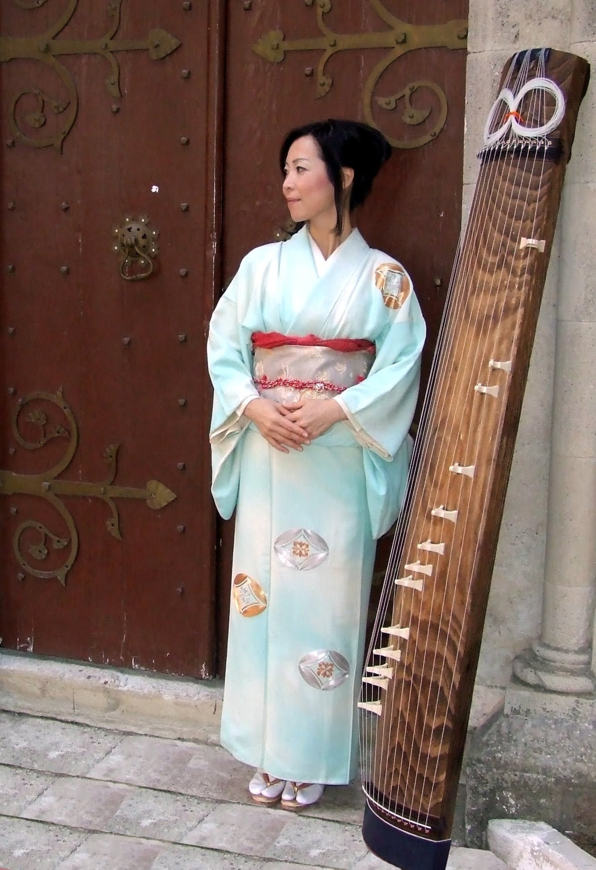 The esteemed koto virtuoso Atsuko Suetomi. (Photo courtesy of YEE London)