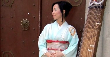 The esteemed koto virtuoso Atsuko Suetomi. (Photo courtesy of YEE London)