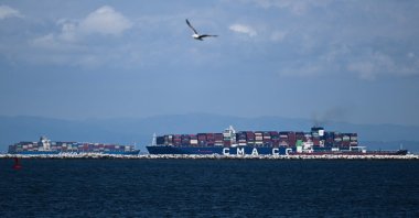 A ship carrying cargo shipping containers sails in the Pacific Ocean outside the Port of Los Angeles in Los Angeles, California, U.S., June 7, 2023. (AFP Photo)
