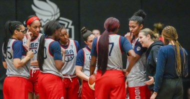 The U.S women&#039;s national team head coach Cheryl Reeve (2nd L) speaks to her players after practice during the team&#039;s training camp, New York, U.S., Feb. 4, 2024. (AP Photo)