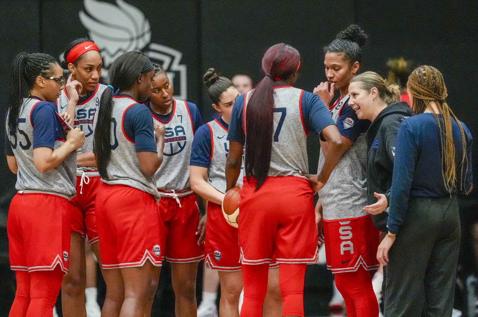The U.S women&#039;s national team head coach Cheryl Reeve (2nd L) speaks to her players after practice during the team&#039;s training camp, New York, U.S., Feb. 4, 2024. (AP Photo)