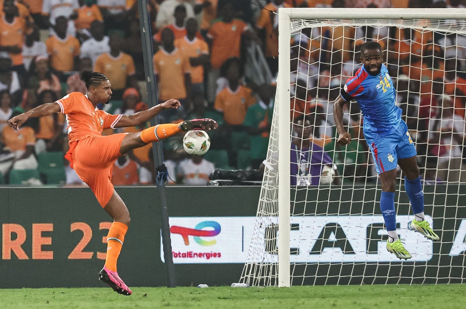 Ivory Coast&#039;s Sebastien Haller (L) kicks to score his team&#039;s first goal during the AFCON 2023 semifinal football match against DRC at Alassane Ouattara Olympic Stadium, Ebimpe, Abidjan, Ivory Coast, Feb. 7, 2024. (AFP Photo)