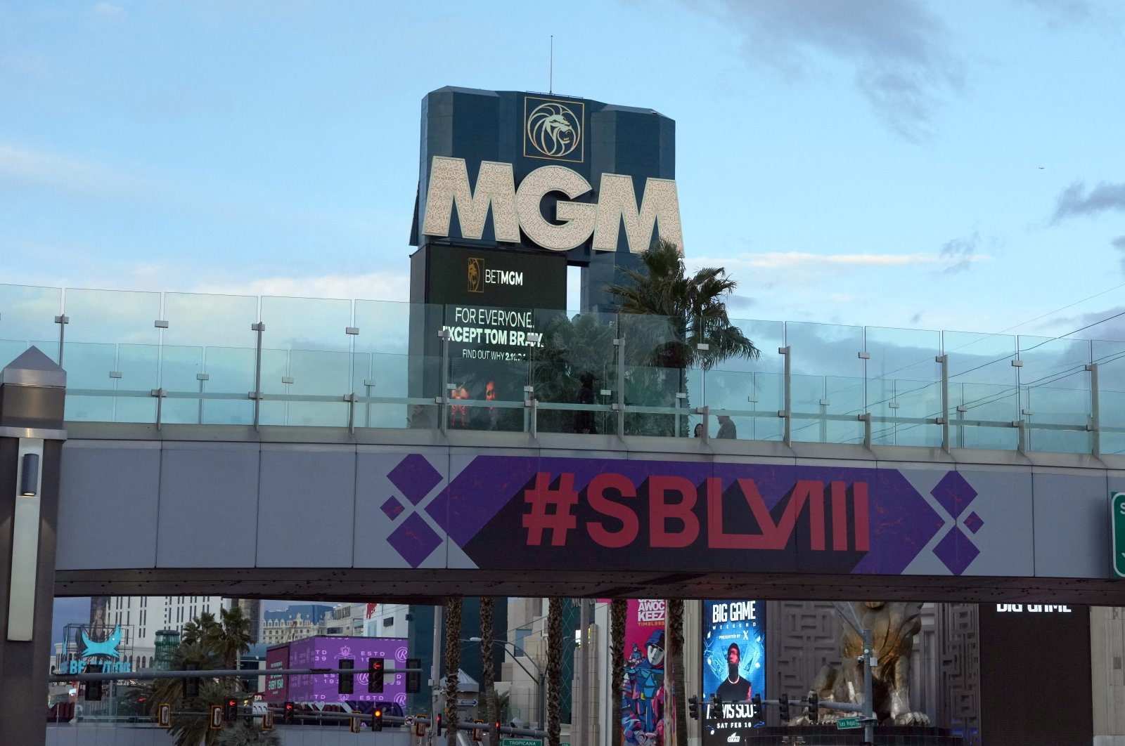 Signage promoting Super Bowl 58 between the San Francisco 49ers and the Kansas City Chiefs at the MGM Grand Hotel and Casino on the strip, Las Vegas, U.S., Feb. 7, 2024. Reuters Photo)