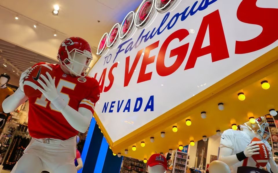 A retail store selling Super Bowl XVIII souvenirs shows off a display of mannequins representing quarterbacks of both teams, Las Vegas, Nevada, U.S., Feb. 8, 2024. (Reuters Photo)