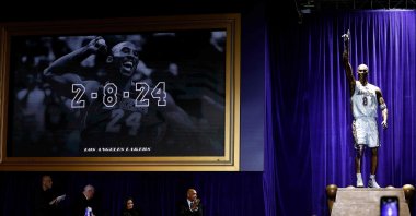 The Kobe Bryant Statue during an unveiling ceremony at Crypto.com Arena, Los Angeles, U.S., Feb. 8, 2024. (AFP Photo)