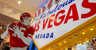 A retail store selling Super Bowl XVIII souvenirs shows off a display of mannequins representing quarterbacks of both teams, Las Vegas, Nevada, U.S., Feb. 8, 2024. (Reuters Photo)
