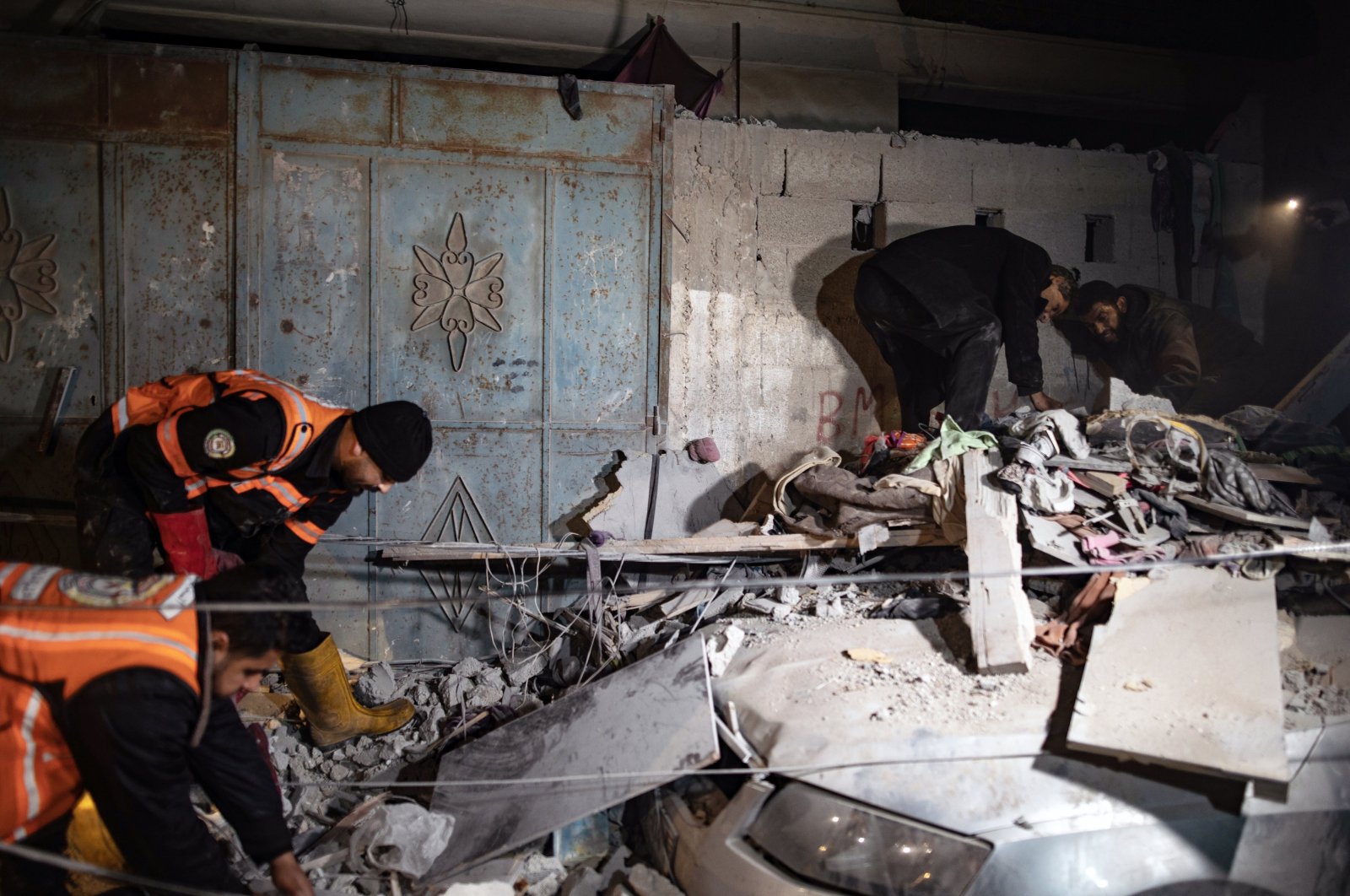 People inspect the rubble of a residential building destroyed by the Israeli army, Rafah, southern Gaza Strip, Palestine, Feb. 9, 2024. (EPA Photo)