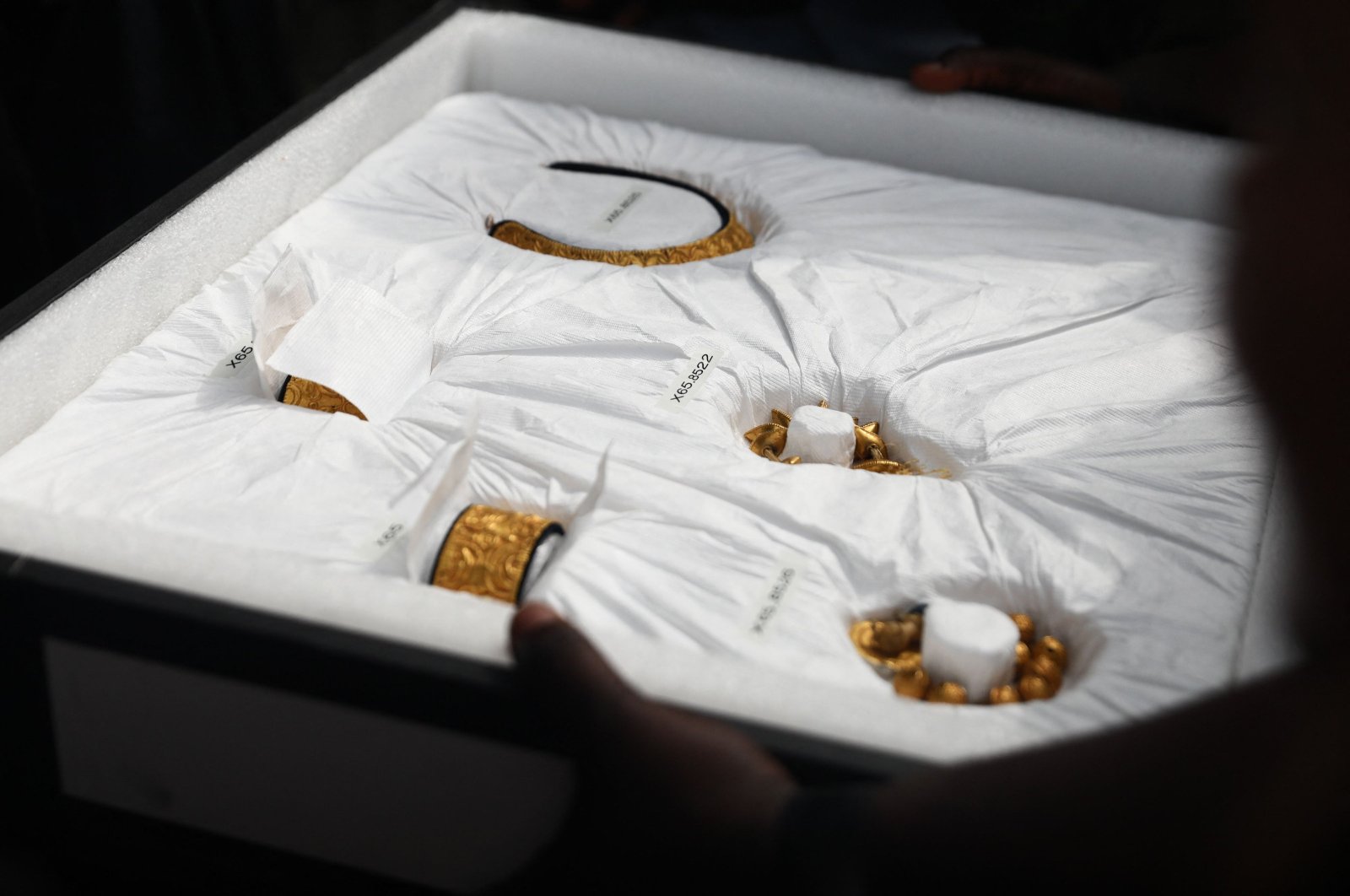 Fowler Museum of UCLA returns artifacts to Ghana&#039;s Asante king in historic handover ceremony amidst global calls for repatriation. (AFP Photo)